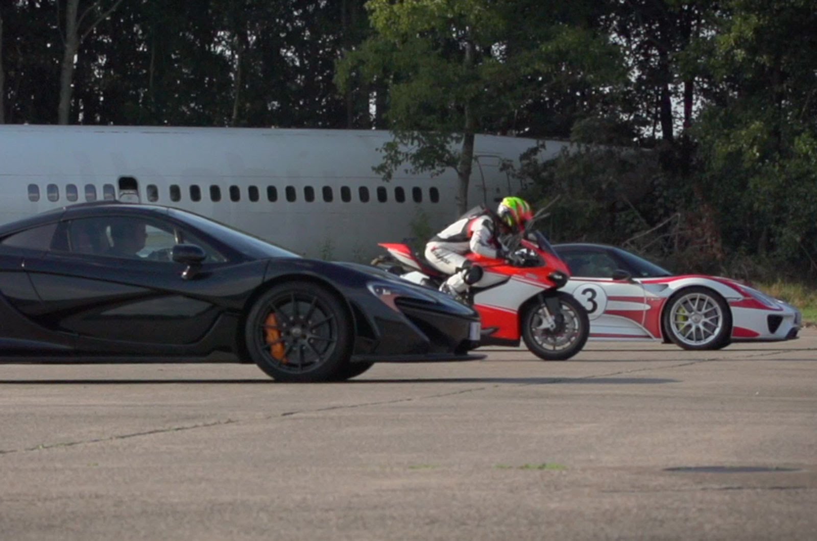McLaren P1 vs. Porsche 918 Spyder vs. Ducati 1199 Superleggera – drag race